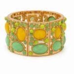 Brazalete Serenidad con piezas en tonos verde jade y amarillo miel sobre base dorada, fotografía con fondo blanco profesional.