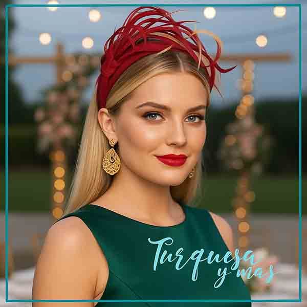 Clienta diadema de plumas Modelo con tocado artesanal rojo de plumas diseñado por Turquesa y Más