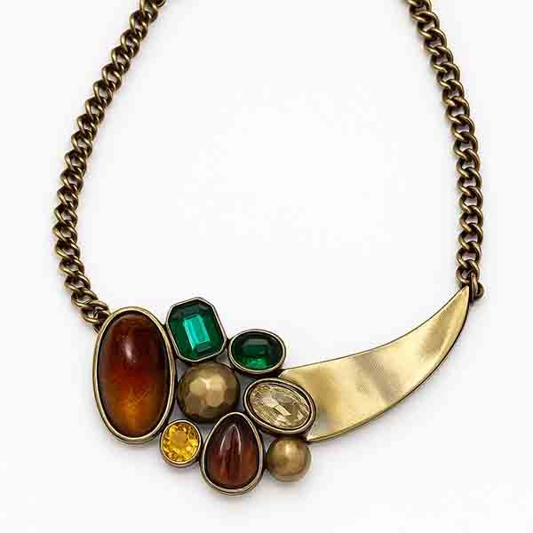 Collar Atenea de piedras de colores sobre fondo blanco, diseño elegante en tonos dorado, ámbar y verde.