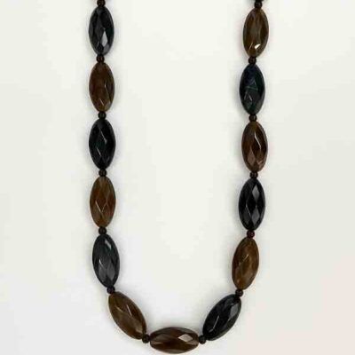 Collar Calista de resina facetada disponible en varios colores, diseño largo y elegante de bisutería para mujer.