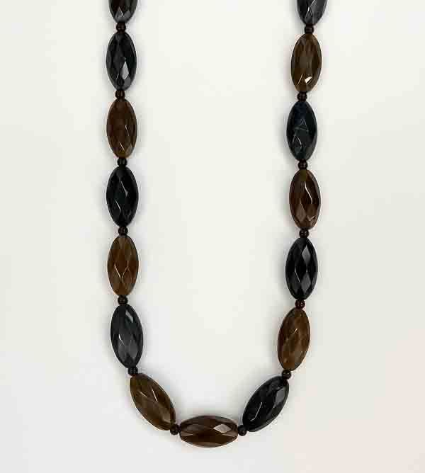 Collar Calista de resina facetada disponible en varios colores, diseño largo y elegante de bisutería para mujer.