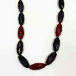 Collar Calista de resina facetada disponible en varios colores, diseño largo y elegante de bisutería para mujer.
