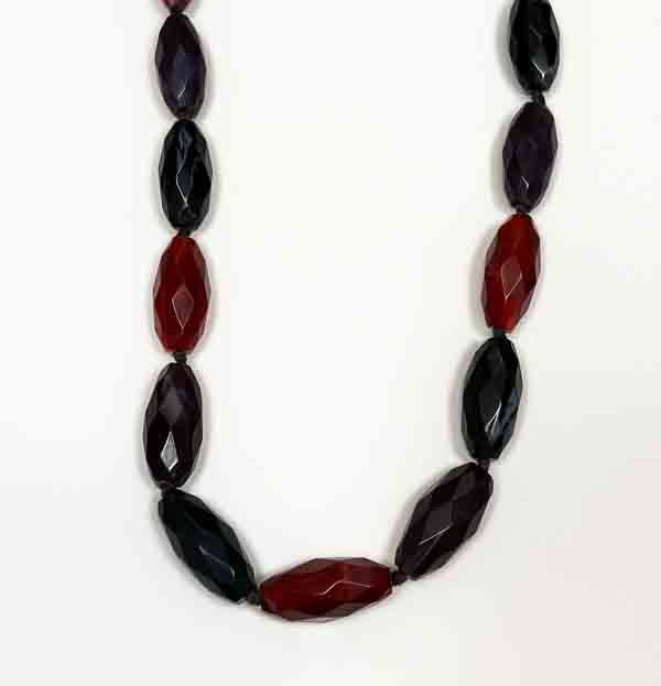 Collar Calista de resina facetada disponible en varios colores, diseño largo y elegante de bisutería para mujer.