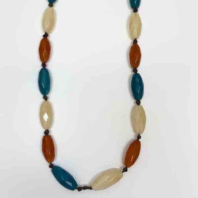 Collar Calista de resina facetada disponible en varios colores, diseño largo y elegante de bisutería para mujer.