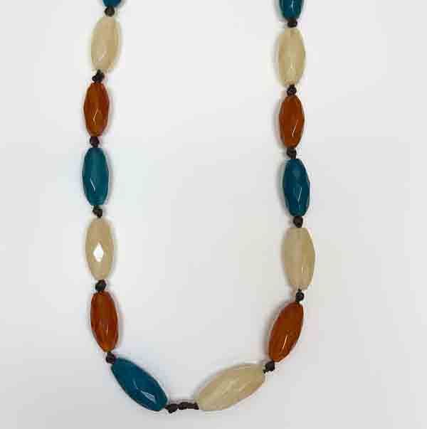 Collar Calista de resina facetada disponible en varios colores, diseño largo y elegante de bisutería para mujer.