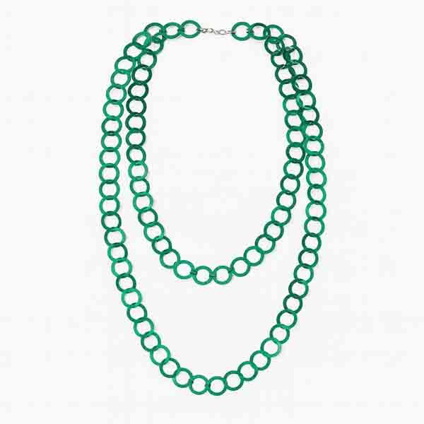 collar Órbita verde de doble aro sobre fondo blanco