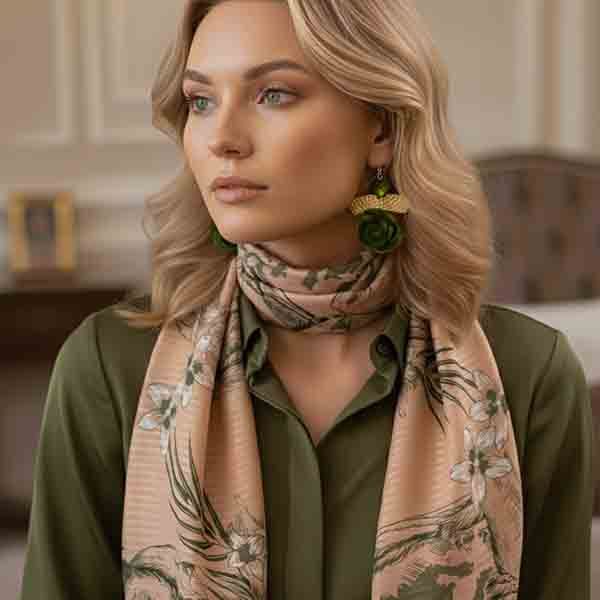Modelo luciendo el Foulard Amazonas con estampado tropical en tonos terracota y oliva