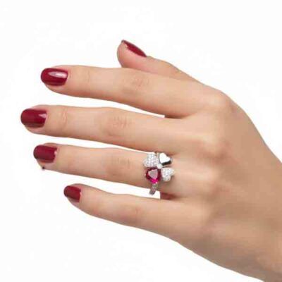 Modelo luciendo el Anillo Quadricuore rodio con circonitas blancas y rubí en la mano
