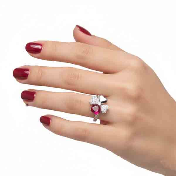 Modelo luciendo el Anillo Quadricuore rodio con circonitas blancas y rubí en la mano