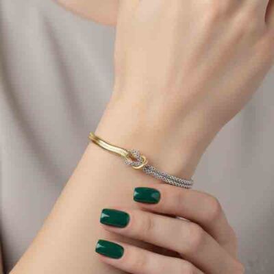 modelo luciendo la Pulsera Nudo de Amor bicolor en plata y oro – Amen