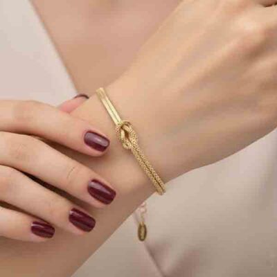 Modelo luciendo la pulsera Nudo de Amor en oro
