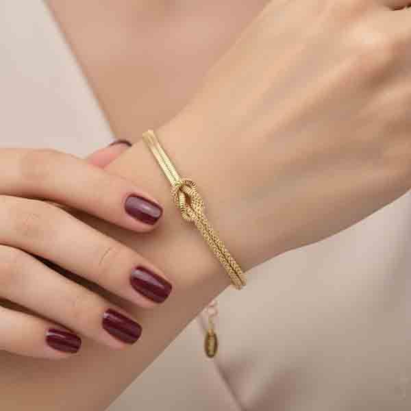 Modelo luciendo la pulsera Nudo de Amor en oro