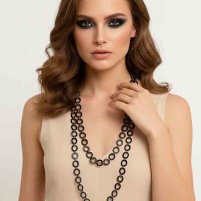 modelo luciendo el collar Órbita gris de doble aro