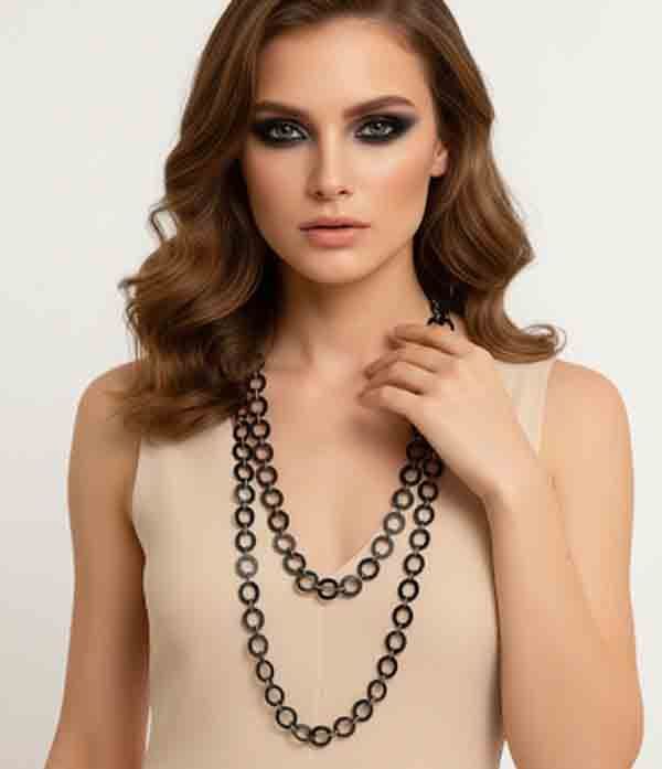 modelo luciendo el collar Órbita gris de doble aro