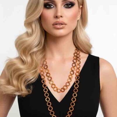 modelo luciendo el collar Órbita naranja de doble aro