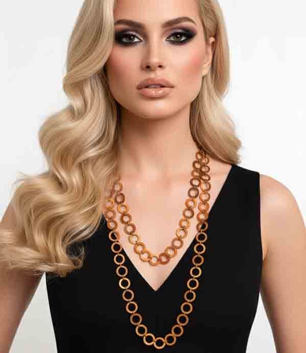 modelo luciendo el collar Órbita naranja de doble aro