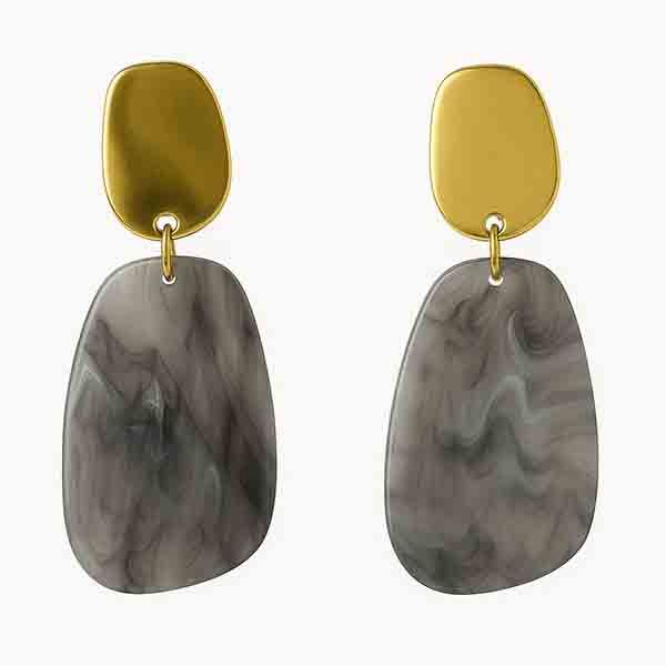Pendientes Nebbia Pendientes Nebbia con cabezal de acero dorado y colgante de resina marmolada gris sobre fondo blanco.