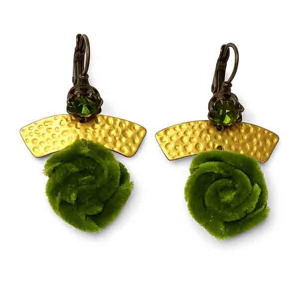 Pendientes Velvet Oliva – Turquesa y Más Pendientes Velvet Oliva con flor de terciopelo verde, cristal verde oliva y pieza dorada martelé – Turquesa y Más