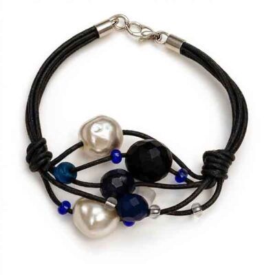 Pulsera Atenea artesanal con perlas y cuentas azules hecha a mano