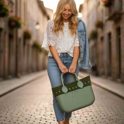 Mujer con bolso O bag Mini Verde Matcha con borde Turquesa y Más en la calle
