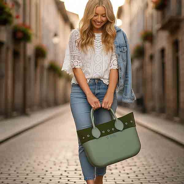 Mujer con bolso O bag Mini Verde Matcha con borde Turquesa y Más en la calle
