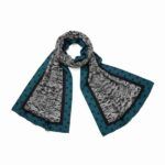 foulard Blue Python sobre fondo blanco, estampado serpiente y borde azul con topos