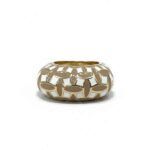 Anillo Labrioro de esmalte beige y blanco, diseño italiano artesanal en talla 14