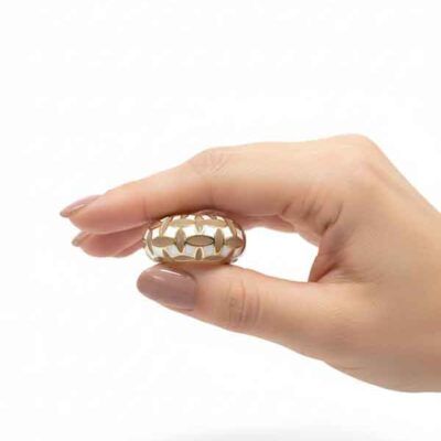 Anillo Labrioro esmalte beige y blanco sostenido en la mano, diseño italiano artesanal