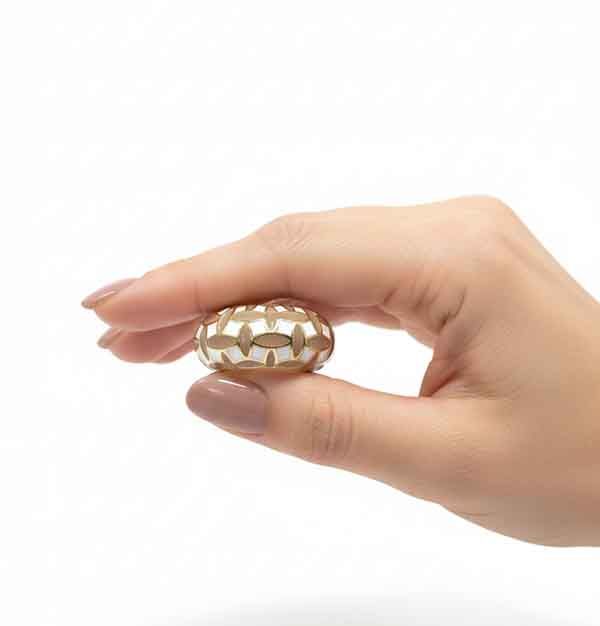 Anillo Labrioro esmalte beige y blanco sostenido en la mano, diseño italiano artesanal
