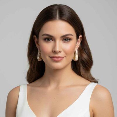 Modelo luciendo los Pendientes Labrioro en blanco y beige de plata 925 bañada en oro de 24 kt