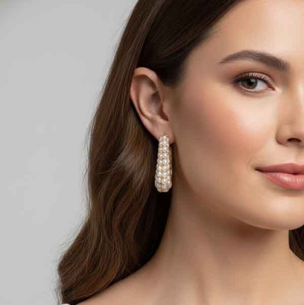 Modelo luciendo los pendientes Labrioro en tonos blanco y beige esmaltados a mano, plata 925 bañada en oro de 24 kt.