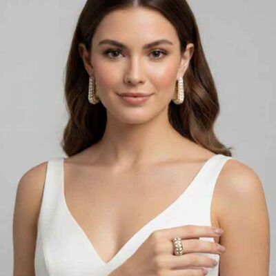 Modelo luciendo el Anillo Labrioro esmalte beige y blanco junto a los Pendientes Labrioro, conjunto de joyería italiana