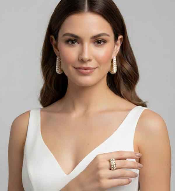 Modelo luciendo el Anillo Labrioro esmalte beige y blanco junto a los Pendientes Labrioro, conjunto de joyería italiana