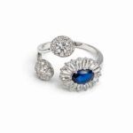Anillo Eris plateado con cristal azul y cristales baguette transparentes