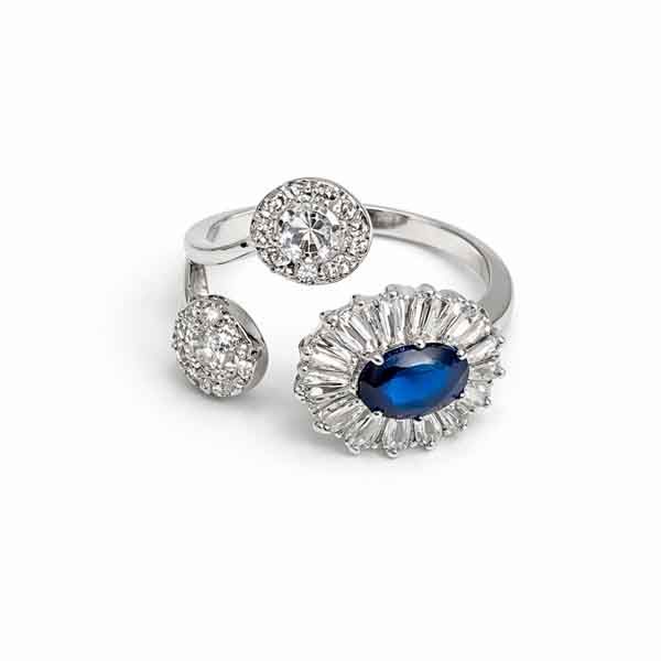 Anillo Eris plateado con cristal azul Anillo Eris plateado con cristal azul y cristales baguette transparentes