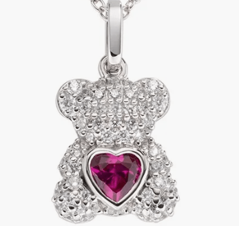Detalle del colgante osito de plata con circonitas blancas y corazón rojo