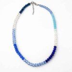 collar de cristal azul multicolor artesanal con cierre ajustable