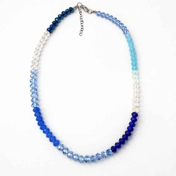 collar de cristal azul multicolor artesanal con cierre ajustable