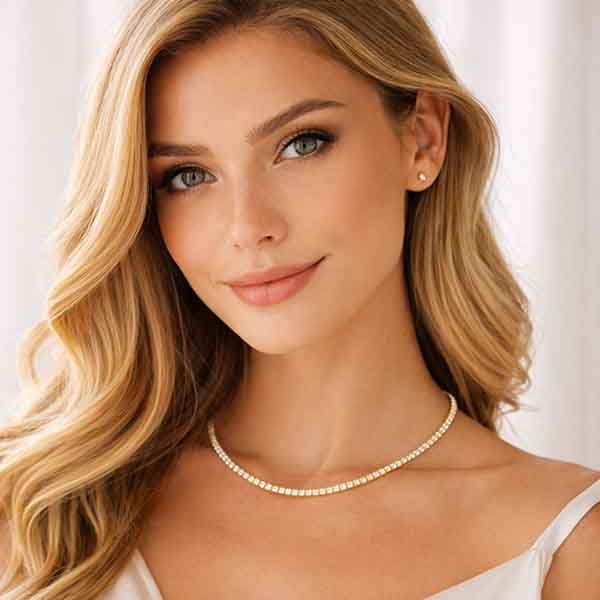 Collar ICONA estilo tenis de plata con circonitas blancas y acabado en oro amarillo llevado por una modelo