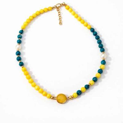 Collar Zahara verde y amarillo con cuentas de piedra natural y pieza central de piedra en acabado dorado