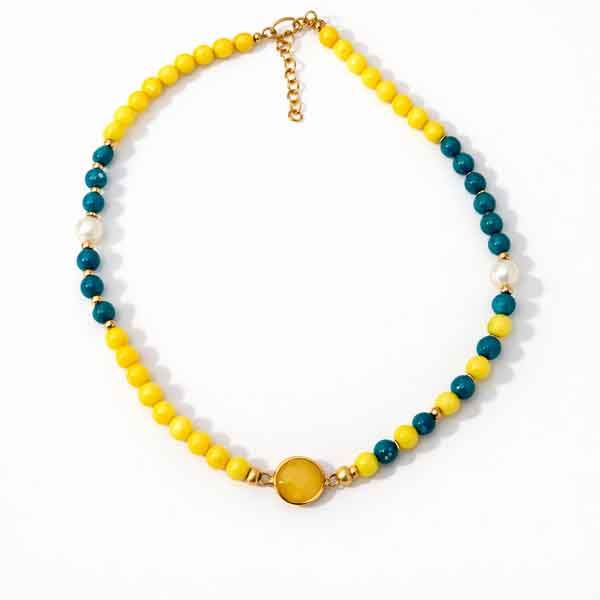 Collar Zahara verde y amarillo con piedra natural Collar Zahara verde y amarillo con cuentas de piedra natural y pieza central de piedra en acabado dorado