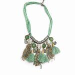 Collar Aegea boho con cordones de ante verde agua y flecos decorativos