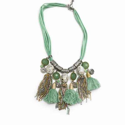 Collar Aegea boho con cordones de ante verde agua y flecos decorativos
