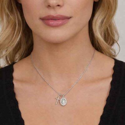 Collar cruz y Milagrosa de plata con circonitas puesto en modelo