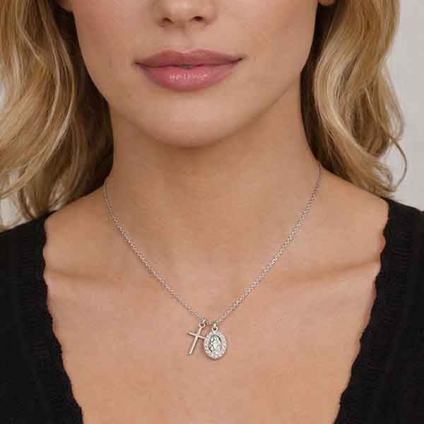 Collar cruz y Milagrosa de plata con circonitas puesto en modelo