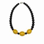 collar negro con bolas mostaza Áurea pieza única artesanal