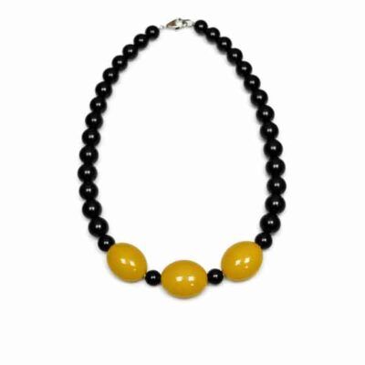 collar negro con bolas mostaza Áurea pieza única artesanal