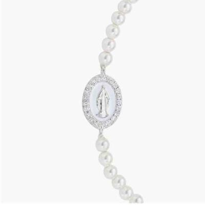 Detalle de pulsera de perlas con medalla Milagrosa en plata esmaltada blanca