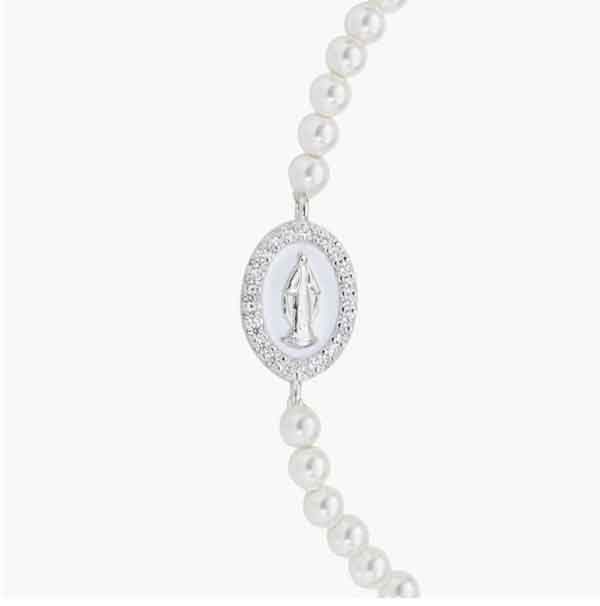 Detalle de pulsera de perlas con medalla Milagrosa en plata esmaltada blanca