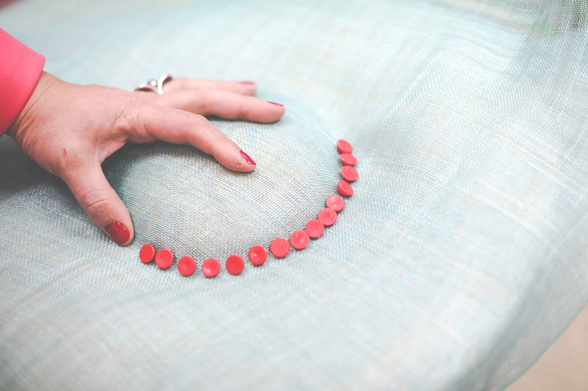 Diseño de tocados y complementos personalizados trabajo manual en el taller de Turquesa y Más